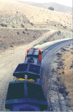 tunnel2b.jpg (104413 bytes)